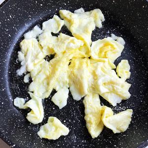 姬松茸/蘑菇炒鸡蛋的做法 步骤3