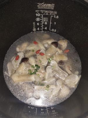 姬松茸鸡腿汤的做法 步骤2