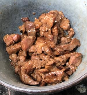 滑蛋牛肉（碟头）盖浇饭（丼）的做法 步骤3