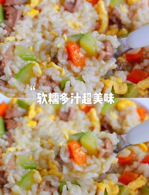 不会做饭的宝妈宝爸们看过来!软糯香鲜弹牙多汁——西葫芦牛肉烩饭→快手宝宝餐，好吃到飞起烩饭又简单又好吃，用的都是常见的食材的做法 步骤2