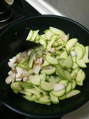 夏季下饭菜 西葫芦炒蛋的做法 步骤4