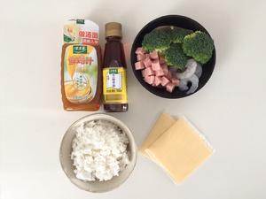 鸡汁虾仁火腿芝士烩饭+太太乐鲜鸡汁芝麻香油的做法 步骤1