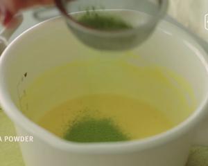 搬运【抹茶白巧克力慕斯蛋糕】—cooking tree的做法 步骤13