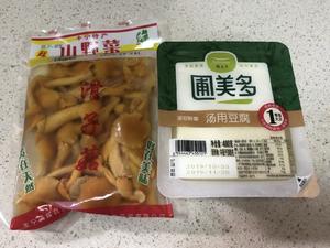 《昨日的美食》之豆腐滑菇味噌汤的做法 步骤2