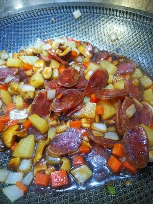 腊肠煲仔饭（电饭锅版）的做法 步骤4