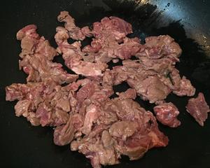 牛肉滑蛋腊肠煲仔饭的做法 步骤3