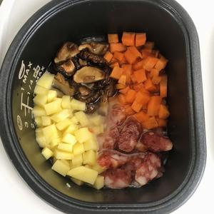 （煲仔饭）电饭锅版煲仔饭的做法 步骤3