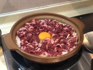 「Panga菜谱」窝蛋牛肉煲仔饭的做法 步骤7