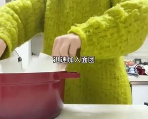 【外脆里软】连女儿都爱的无油无糖全麦酸奶乳清硬欧包乡村面包免手揉的做法 步骤4