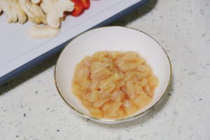 【北鼎烤箱食谱】口蘑鸡肉焗饭的做法 步骤1