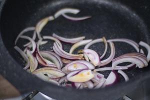 泡菜肥牛盖蛋焗饭【北鼎烤箱食谱】的做法 步骤3