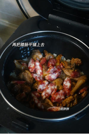 偷偷告诉你们的电饭锅美食 白鸽腊肠煲仔饭的做法 步骤5