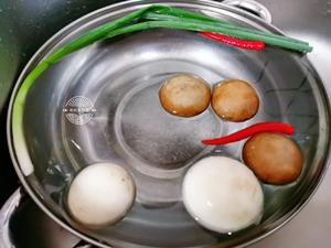 冬阴功鲜虾汤【味好美冬阴功锅物底料】的做法 步骤2