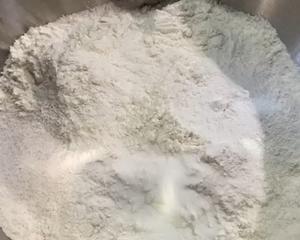 隔离在家也能吃上的无水小油条 五分钟搞定 消耗低筋面粉 隔离食记1⃣️6⃣️的做法 步骤1