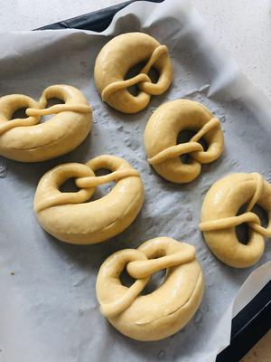 无糖全麦「Pretzel」德式碱水包（25%全麦粉）的做法 步骤4