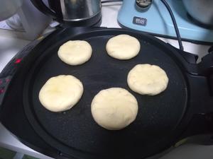 大米粉 十 鸡蛋 十 牛奶 这样做饼是外皮酥脆 内里暄软相当好吃大米粉奶香鸡蛋发面饼的做法 步骤9