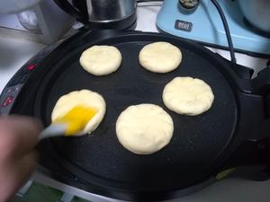 大米粉 十 鸡蛋 十 牛奶 这样做饼是外皮酥脆 内里暄软相当好吃大米粉奶香鸡蛋发面饼的做法 步骤10