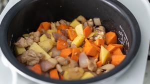 电饭煲版无水超香浓咖喱鸡的做法 步骤7