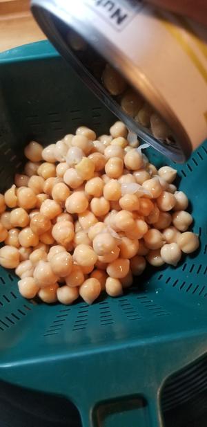 咖喱鹰嘴豆Curry Chickpea，汤汁都要舔干净的低卡素食者健康餐的做法 步骤1