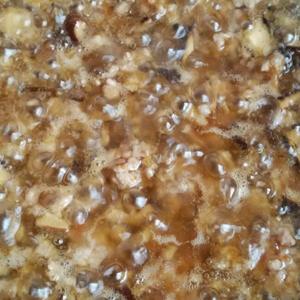 秘制八宝辣酱主料：牛肉辅料 海米 蘑菇 豆豉 洋葱 香菇，调料：白糖 甜面酱 料酒 大料 花椒 辣椒 豆瓣酱特点：麻辣咸香，的做法 步骤6