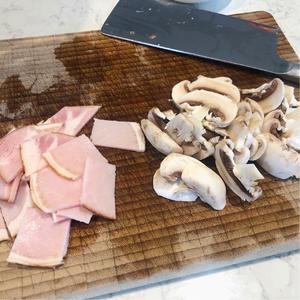 家常奶油培根蘑菇 意大利面? Creamy baconmushroom fettuccine的做法 步骤2