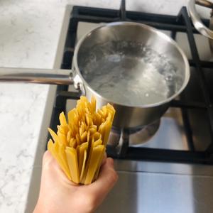 家常奶油培根蘑菇 意大利面? Creamy baconmushroom fettuccine的做法 步骤4