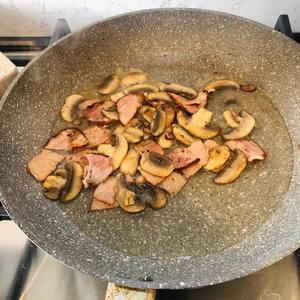 家常奶油培根蘑菇 意大利面? Creamy baconmushroom fettuccine的做法 步骤9