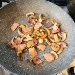 家常奶油培根蘑菇 意大利面? Creamy baconmushroom fettuccine的做法 步骤8