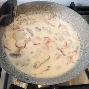 家常奶油培根蘑菇 意大利面? Creamy baconmushroom fettuccine的做法 步骤11