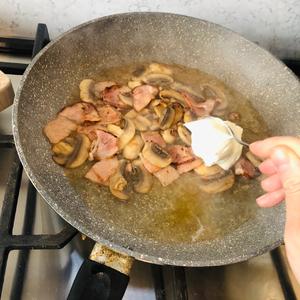 家常奶油培根蘑菇 意大利面? Creamy baconmushroom fettuccine的做法 步骤10