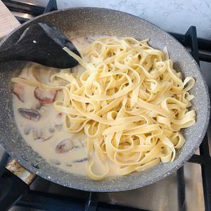 家常奶油培根蘑菇 意大利面? Creamy baconmushroom fettuccine的做法 步骤12