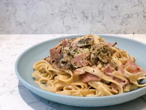 家常奶油培根蘑菇 意大利面? Creamy baconmushroom fettuccine的做法 步骤14