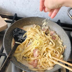 家常奶油培根蘑菇 意大利面? Creamy baconmushroom fettuccine的做法 步骤13