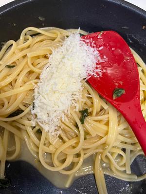 夏日宝藏虾仁柠檬意面Pasta linguine al limone的做法 步骤13