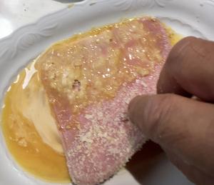 西班牙面包粉拖火腿和奶酪的做法 步骤3