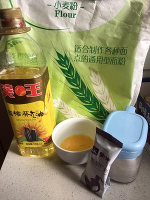 不用烤箱、高粉、黄油，揉出手套膜的蒸面包。的做法 步骤1