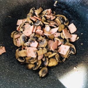 用牛奶代替奶油的培根蘑菇意大利面? Creamy bacon mushroom fettuccine的做法 步骤4