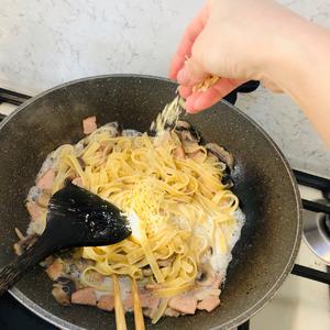 用牛奶代替奶油的培根蘑菇意大利面? Creamy bacon mushroom fettuccine的做法 步骤10