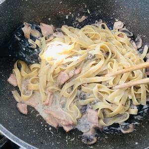 用牛奶代替奶油的培根蘑菇意大利面? Creamy bacon mushroom fettuccine的做法 步骤11