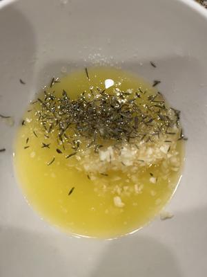 十分钟搞定一个大菜—黄油蒜香龙虾尾的做法 步骤9