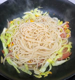 中式炒意面的做法 步骤11