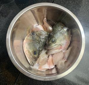 可以泡饭吃的金汤鲈鱼片的做法 步骤2