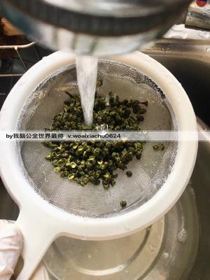 不放火锅底料的麻辣十三香小龙虾（附洗虾去虾线剥虾视频）的做法 步骤5