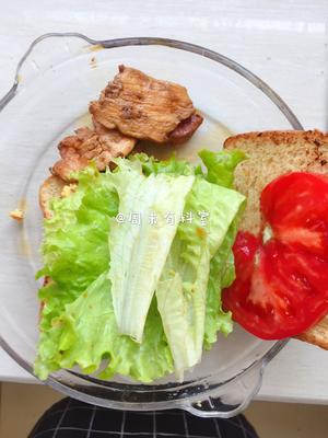 超简单低脂早餐：蔬菜水果鸡肉牛肉三明治的做法 步骤4