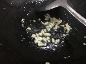 仙游特色美食：快手炒白果的做法 步骤3