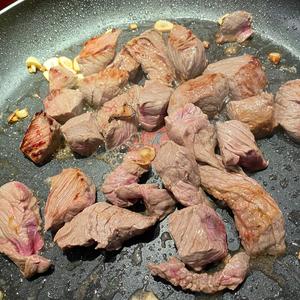 特别秘制鲜嫩牛肉粒的做法 步骤4