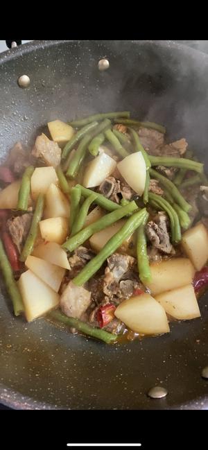 排骨焖土豆豆角的做法 步骤7