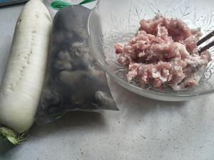 海蛎子（牡蛎）、鲜肉萝卜丝馅饺子的做法 步骤1