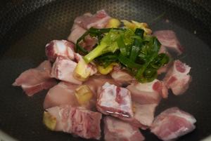 谁还没做超下饭的话梅排骨的做法 步骤1