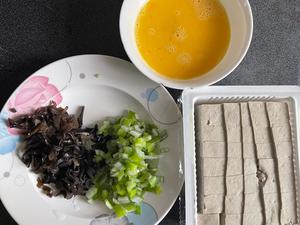 鸡蛋炒黑豆腐的做法 步骤1